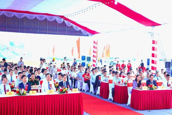Các đại biểu dự Lễ khánh thành dự án Đầu tư xây dựng tuyến đường Đông-Tây, tỉnh Ninh Bình (giai đoạn I).