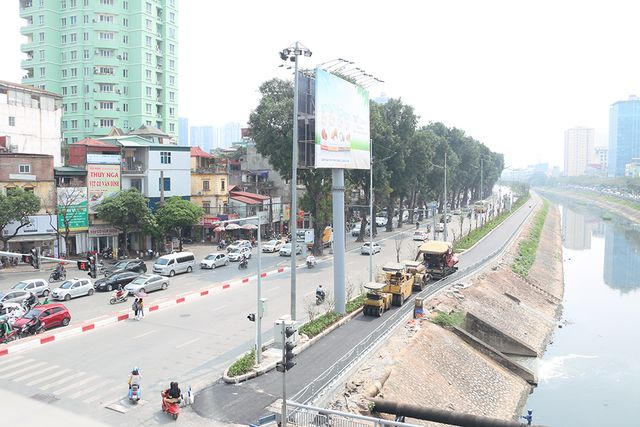 Tuyến Đường Láng mở rộng nhìn từ cầu vượt Trung Hoà.