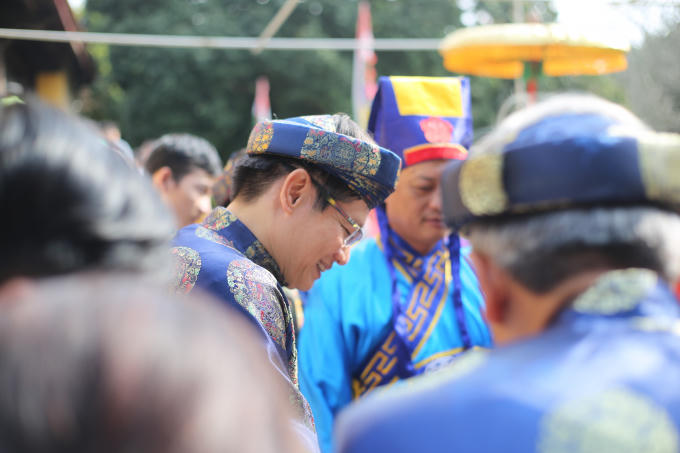 Giám đốc Trung tâm Bảo tồn Di tích Cố đô Huế tặng chữ cho du khách.