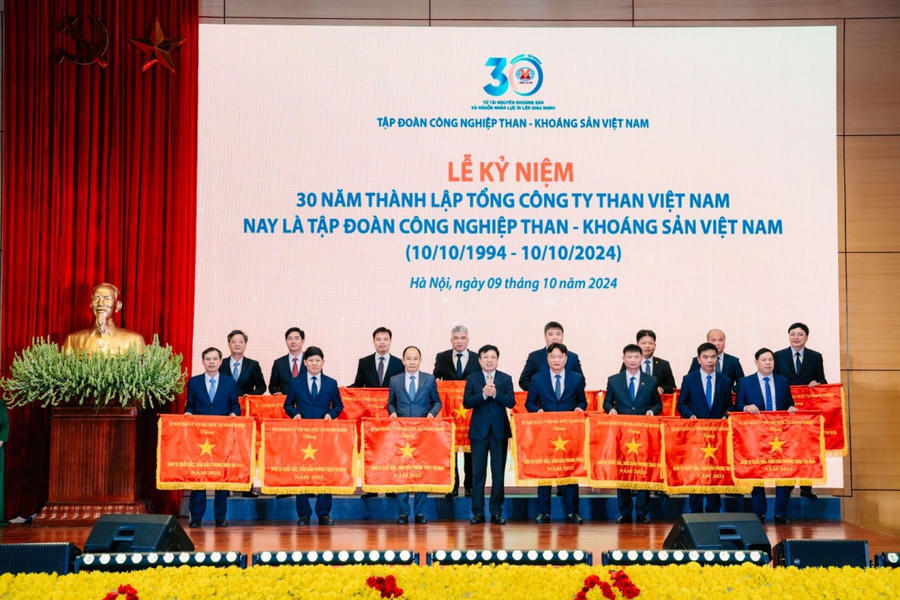 Ủy ban Quản lý vốn nhà nước tại doanh nghiệp tặng cờ thi đua cho các tập thể có thành tích xuất sắc, dẫn đầu phong trào thi đua năm 2023 trong Tổng Công ty Than Việt Nam.