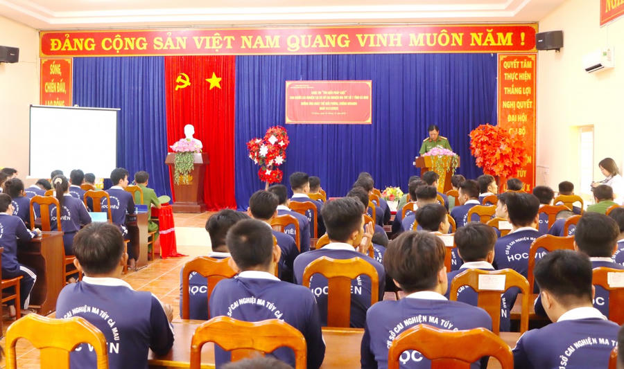 Đông đảo học viên tham gia cuộc thi tìm hiểu pháp luật về phòng, chống HIV/AIDS.