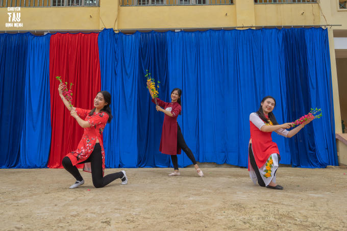 Tiết mục múa mở màn ‘Hà Nội 12 mùa xuân’ được trình diễn bởi các thành viên Đội Vũ Đạo đã làm nóng không khí trên sân trường Tiểu học và THCS Kim Sơn.