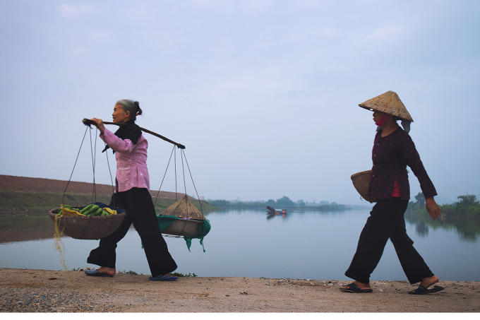 Những bước chân vội vã đến chợ, những người đi chợ để bán thường đến sớm hơn để chọn cho mình một chỗ ngồi tốt nhất
