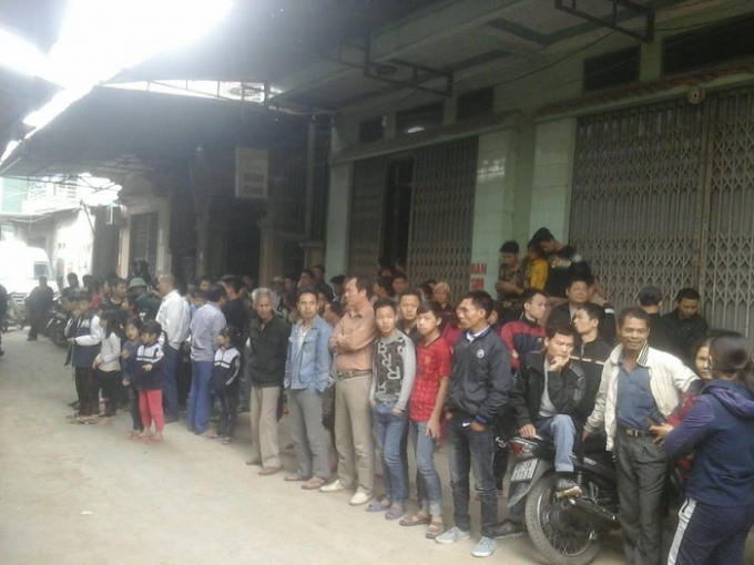 Hàng trăm người dân bàng hoàng về sự việc xảy ra.