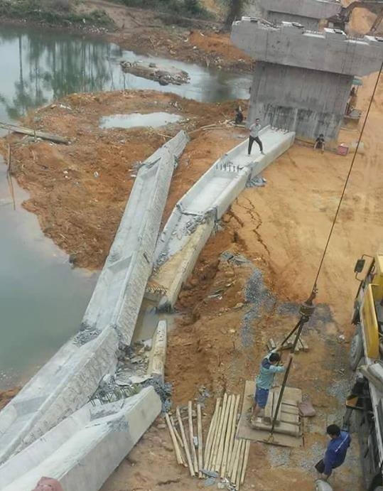 Hai thanh dầm cầu bị rơi, gẫy thành nhiều đoạn.