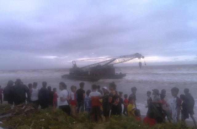 Phát hiện 2 xà lan trôi tự do trên biển