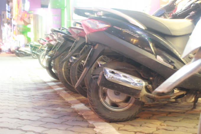 Những hàng xe máy được xếp ngay ngắn phía sau những vạch kẻ trắng.