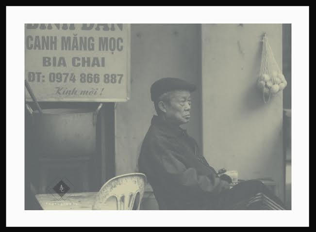 Dáng ông cụ bình nhiên ngồi uống trà sáng cuối đông bên góc phố.