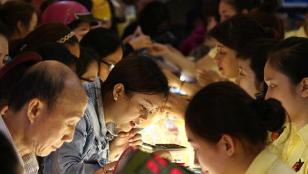 Chen lấn mua vàng ngày Vía Thần tài.