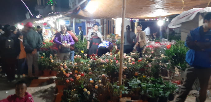 Dòng người nhích từng bước về với chợ Viềng