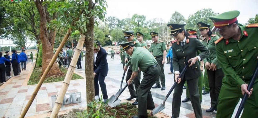 Lãnh đạo Công an tỉnh Đák Lắk và các đơn vị chuyên môn tham dự chương trình. Ảnh: Duy Hòa