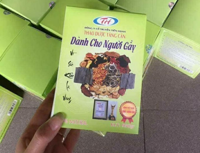 Thảo dược tăng cân dành cho người gầy - Đông y cổ truyền của bà Nguyễn Thị Hạnh bị tố bán hàng kém chất lượng, thành phần trong thảo dược vượt quá quy định cho phép mà vẫn ngang nhiên bày bán ra thị trường khiến nhiều người tiêu dùng sau khi sử dụng sản phẩm của cơ sở này bị phù chân, phù mặt và có biểu hiện đau dạ dày.