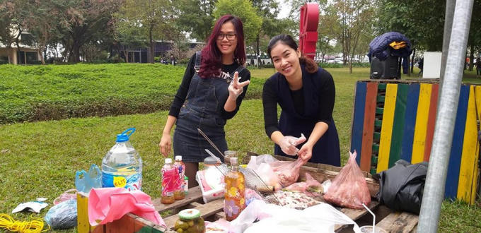 Các dịch vụ ăn uống ở đây không nhiều, tuy nhiên nếu có ý định tổ chức cắm trại, nấu ăn ngoài trời bạn nên chuẩn bị sẵn đồ ăn và các vật dụng cần thiết trước chuyến đi.