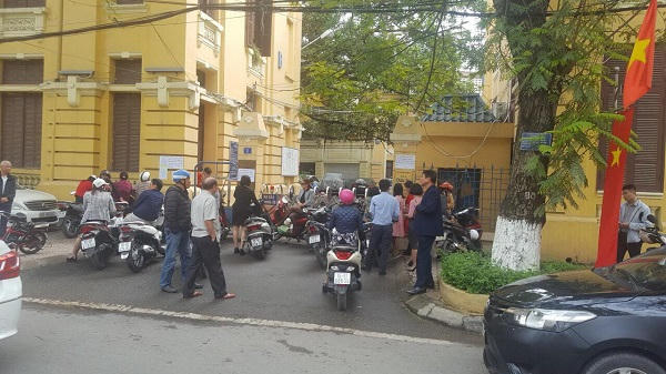 Nhóm người liên tục quây kín cổng, ngăn cản hoạt động của Sở. 