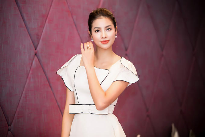 Phạm Hương thanh thoát trong chiếc đầm trắng cổ điển của NTK Phương My.
