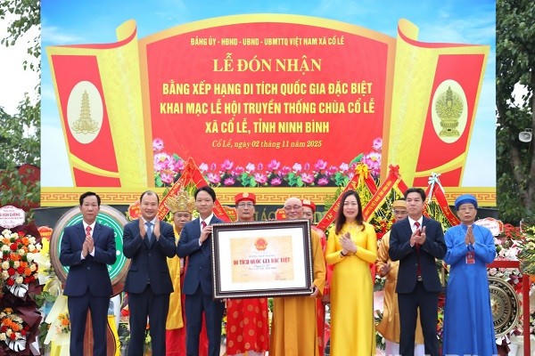 Ông Lê Hải Bình, Ủy viên dự khuyết Trung ương Đảng, Thứ trưởng Thường trực Bộ Văn hóa, Thể thao và Du lịch trao Bằng xếp hạng Di tích quốc gia đặc biệt Chùa Cổ Lễ cho Đảng bộ, Chính quyền và Nhân dân địa phương.