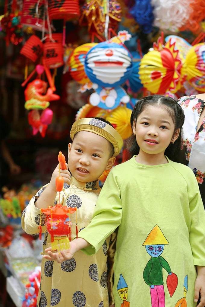 Mỗi bé đều chọn được cho mình những món đồ chơi ưng ý.