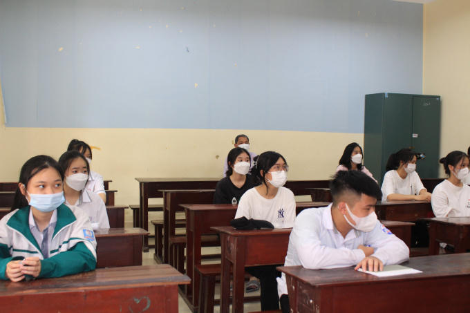 có 876 thí sinh đăng ký dự thi với 37 phòng thi. Bên cạnh đó là 2 phòng thi dự phòng và 2 phòng cách ly y tế cho thí sinh F0 dự thi (nếu có).