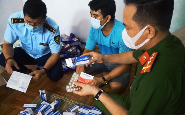 Hàng trăm hộp thuốc điều trị Covid -19 không rõ nguồn gốc bị thu giữ tại Nam Từ Liêm