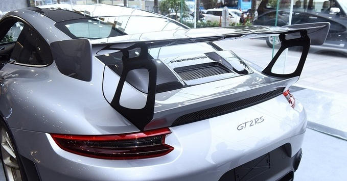 Thiết kế dành cho đường đua nên Porsche trang bị cho xe cánh gió sau cỡ lớn, nhiều khe hút gió và thoát gió để tăng tính năng khí động học.