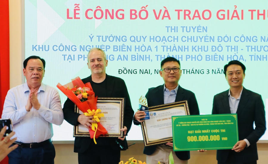 Chủ tịch UBND tỉnh Đồng Nai Võ Tấn Đức trao giải nhất ý tưởng quy hoạch chuyển đổi công năng Khu công nghiệp Biên Hòa 1