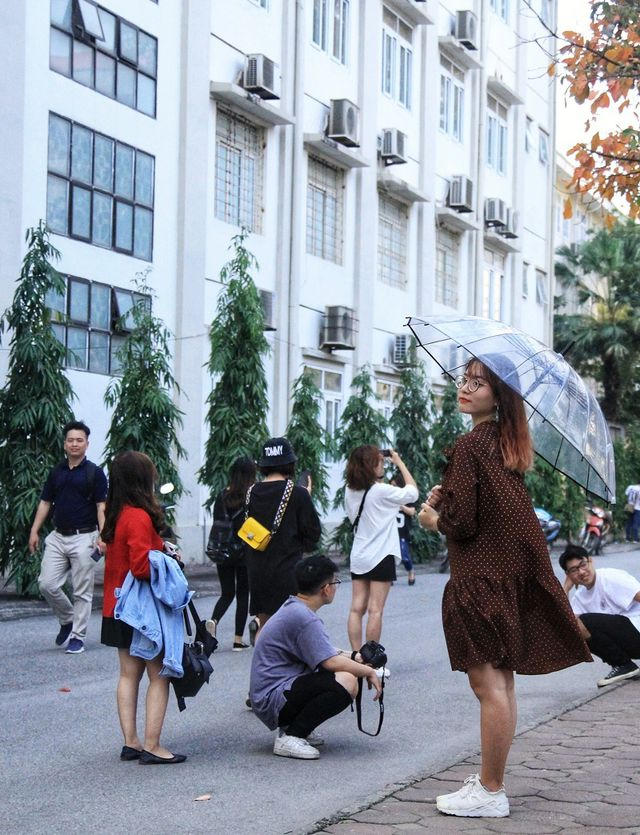 Nhiều nhiếp ảnh trẻ cũng tìm tới địa điểm nổi tiếng này để tác nghiệp, sáng tạo những bộ ảnh lãng mạn.