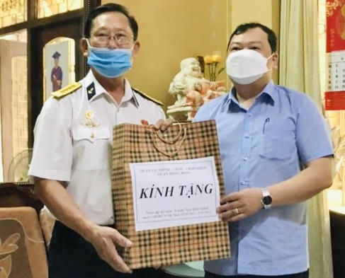 Phó chủ tịch thường trực UBND quận Hồng Bàng Đỗ Việt Hưng thăm, tặng quà Đại tá Nguyễn Ngọc Quế, Anh hùng lực lượng vũ trang (phố Trần Hưng Đạo, phường Hoàng Văn Thụ).