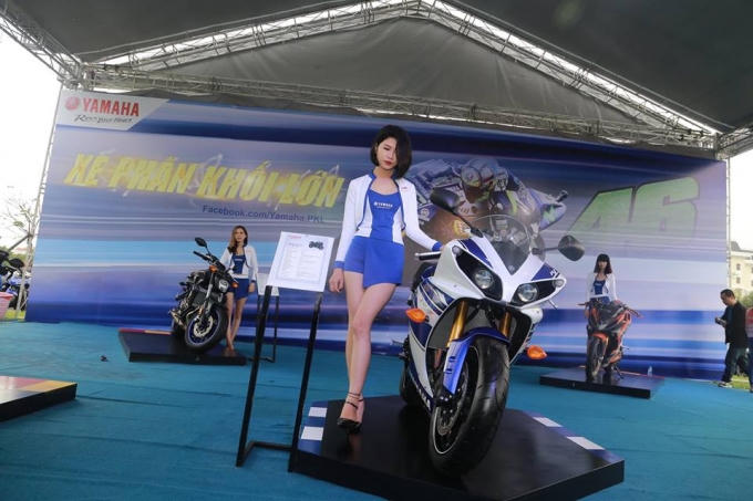 Cùng với đó là những màn biểu diễn nghệ thuật trình diễn xe Yamaha.