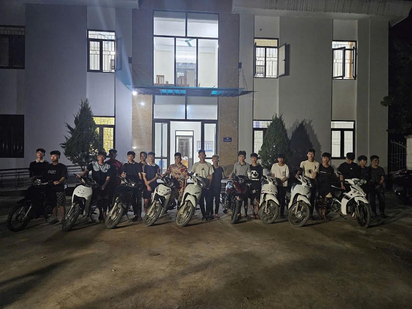 Nhóm thanh niên và phương tiện thực hiện hành vi lạng lách, đánh võng, gây mất tình hình ANTT địa phương. (Ảnh: Công an huyện Bắc Quang).