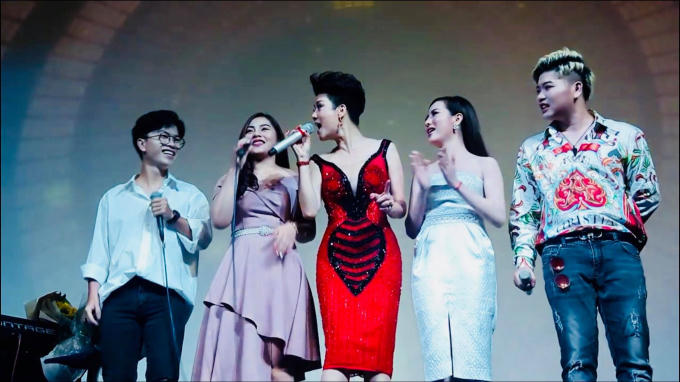 Thu Phương và các học trò.