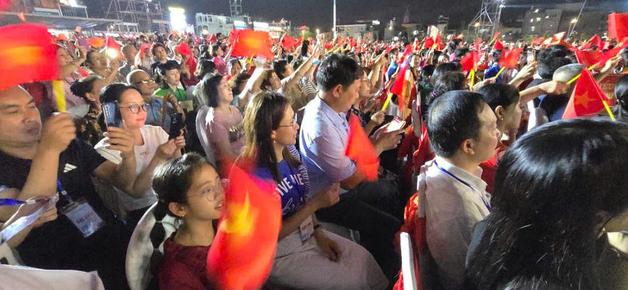 Rất đông người dân và du khách tham gia chương trình lễ kỷ niệm 70 năm Ngày giải phóng Vùng mỏ.