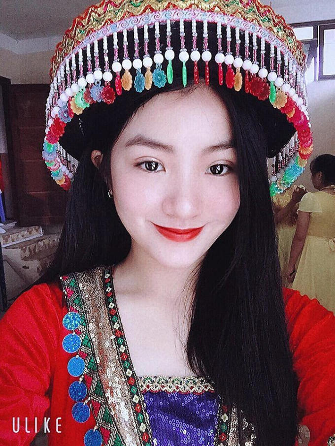 Thu Uyên cảm thấy bất ngờ và vinh dự khi được chọn tặng hoa Chủ tịch Kim.