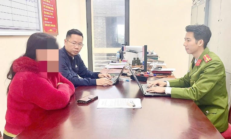 Người nhà anh Đ.V.H. cung cấp thông tin sự việc với Công an xã Kỳ Hoa - Ảnh Công an Hà Tĩnh.