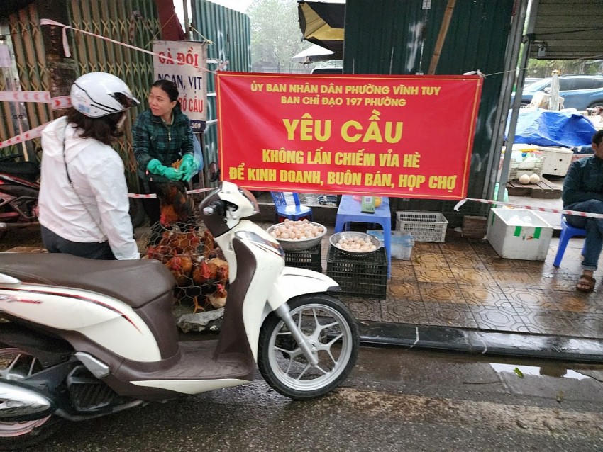 Mặc dù có biển cấm kinh doanh trên vìa hè nhưng các tiểu thương vẫn bán hàng ngay biển cấm.
Các tiếu tương vẫn bày bán trên vỉa hè.
Các tiếu tương vẫn bày bán trên vỉa hè.