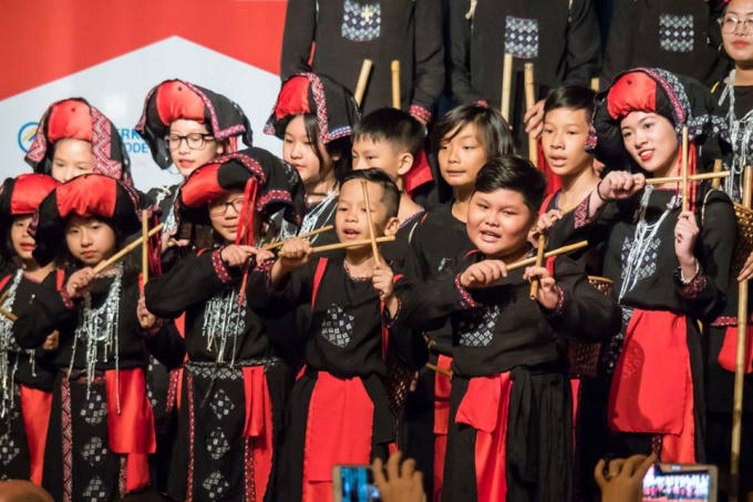 Đoàn Sol Art mang áo dài và điệu múa sen tham dự hội thi hợp xướng quốc tế tại Đức