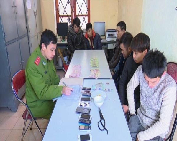 Công an huyện Mộc Châu đang lấy lời khai của các đối tượng.