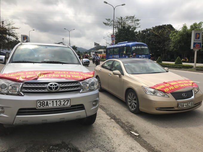 Người dân tập trung hàng chục ô tô tại đầu cầu Bến Thủy 1 phản đối thu phí.