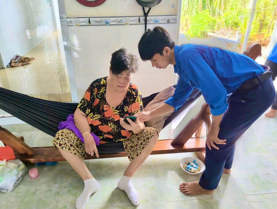 Bà Lê Thị Ngân (khóm 3, xã Nguyễn Phích được các đoàn viên thanh niên hỗ trợ tận tình, giúp giải đáp những vướng mắc trong quá trình tiếp cận và sử dụng công nghệ.
