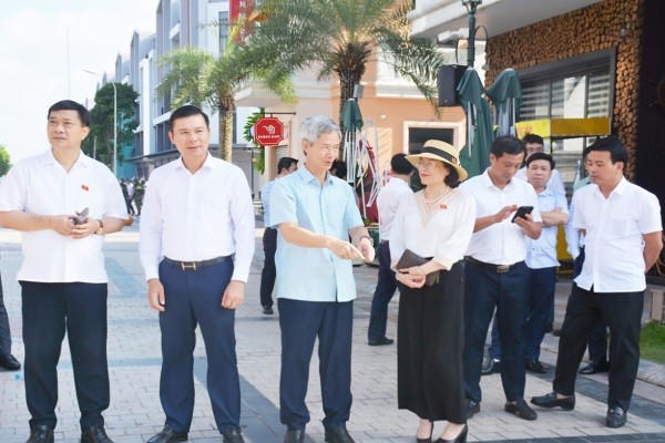Chủ nhiệm Ủy ban Kinh tế của Quốc hội Vũ Hồng Thanh (ngoài cùng bên trái), cùng Đoàn Công tác khảo sát thực tế tại dự án bất động sản ở huyện Văn Giang. Ảnh: Vi Ngoan