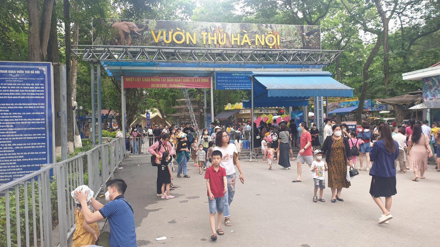 Khu vực trước cổng công viên Thủ Lệ
