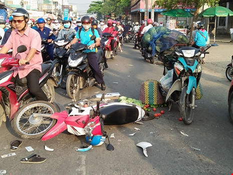 Hai xe máy tông trực diện trên đường Lê Trọng Tấn vào giờ cao điểm sáng 3/3.