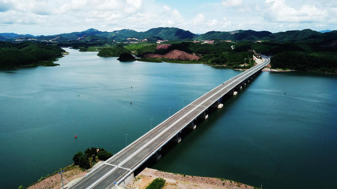 Dọc theo cao tốc Hạ Long – Vân Đồn là quang cảnh thiên nhiên tuyệt đẹp.
