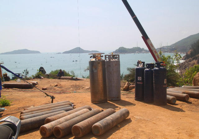 Đơn vị thực hiện thanh thải tàu đưa phương tiện cơ giới để tiến hành cắt tàu Fei Yue 9.