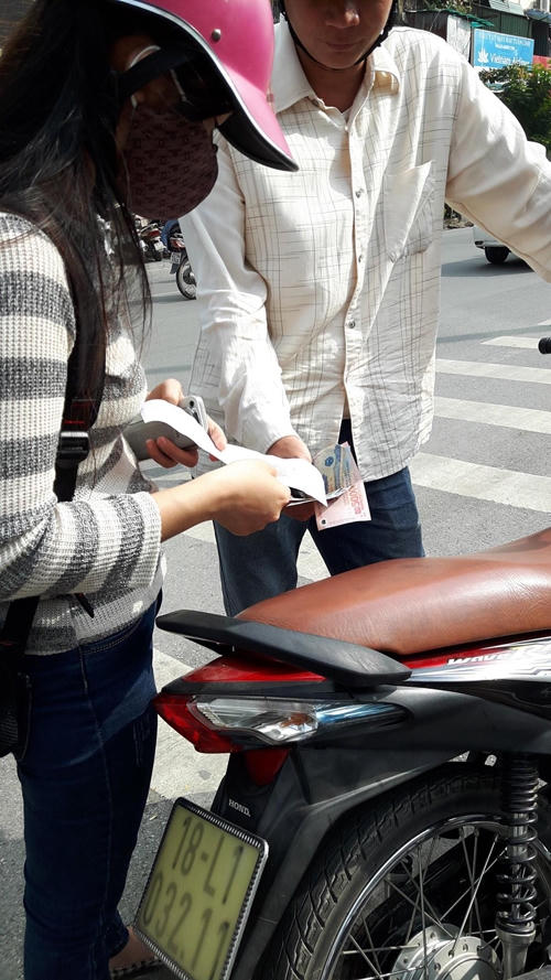 Cuộc trao đổi mua vé giữa cò và khách