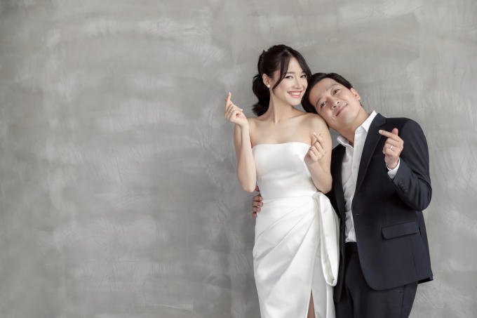 Nhã Phương - Trường Giang đi dép tổ ong nghìn lỗ chụp ảnh cưới