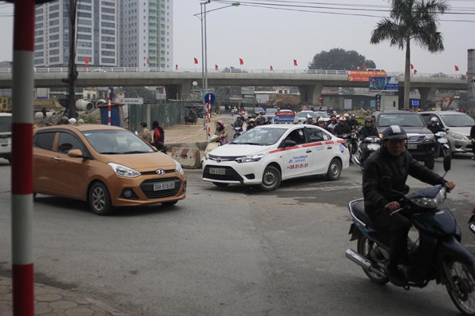 Và đây, vào giờ cao điểm sáng, xung đột giao thông xảy ra liên tục. Nguyên nhân chính được cho là dự án không bố trí đường dẫn xuống nút giao (chỉ có đường dẫn duy nhất tại nút Cầu Giấy).