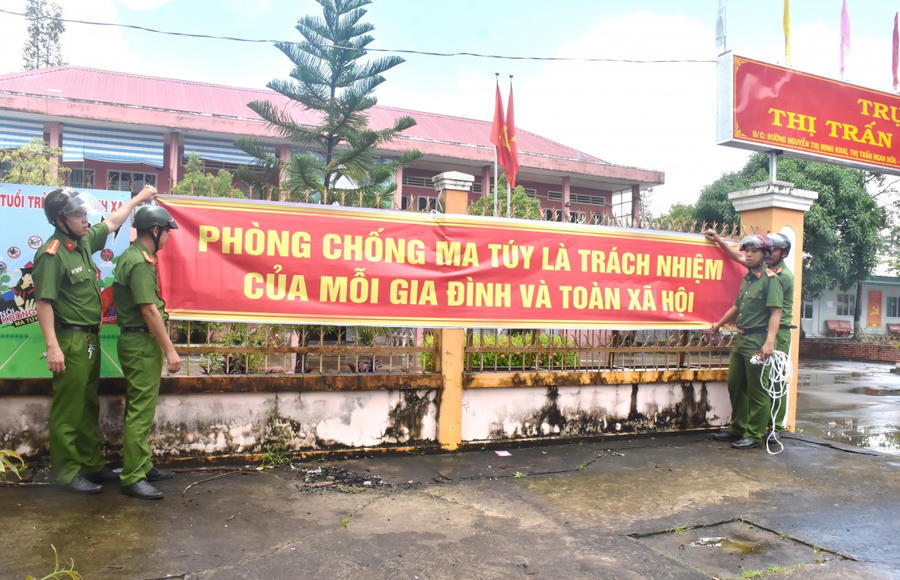Lực lượng Công an treo băng rôn tuyên truyền phòng, chống ma túy trên địa bàn huyện Hồng Dân.