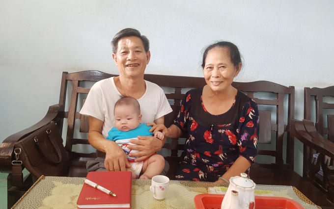 Bệnh nhân Vũ Ngọc Huấn (67 tuổi, ngụ phường 3, TP Tây Ninh, tỉnh Tây Ninh) cùng vợ và cháu.