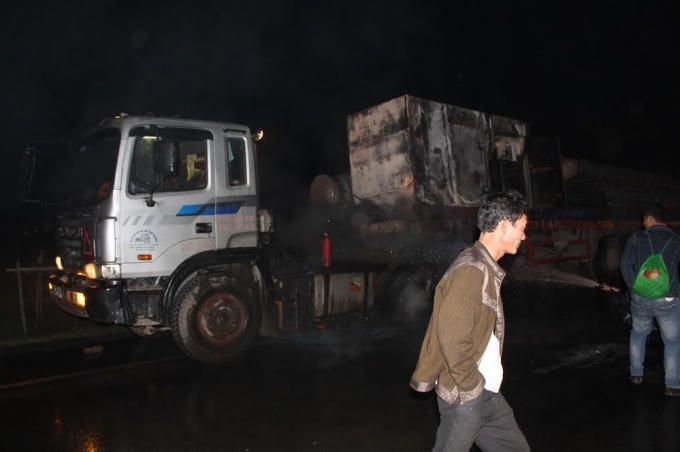 Xe đầu k&eacute;o bỗng dưng ph&aacute;t hỏa tr&ecirc;n Quốc lộ 1A