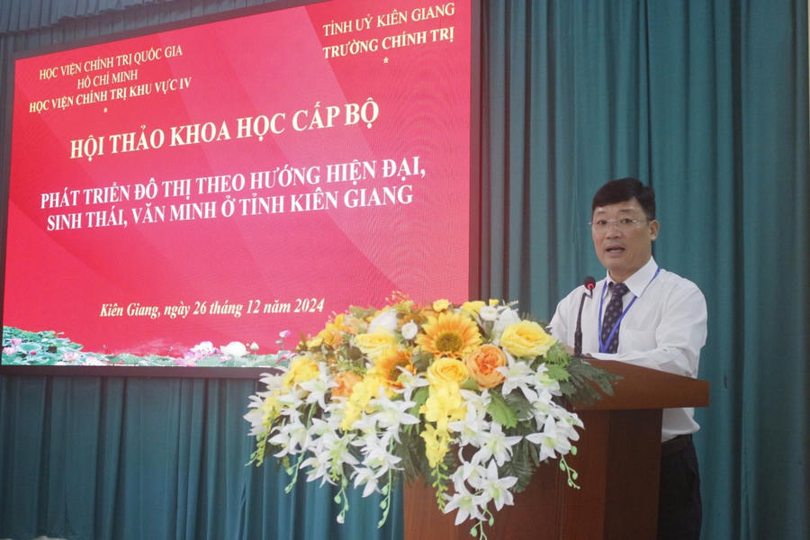 Phó Giáo sư, Tiến sĩ Nguyễn Xuân Phong, Phó Giám đốc Học viện Chính trị khu vực IV phát biểu.
